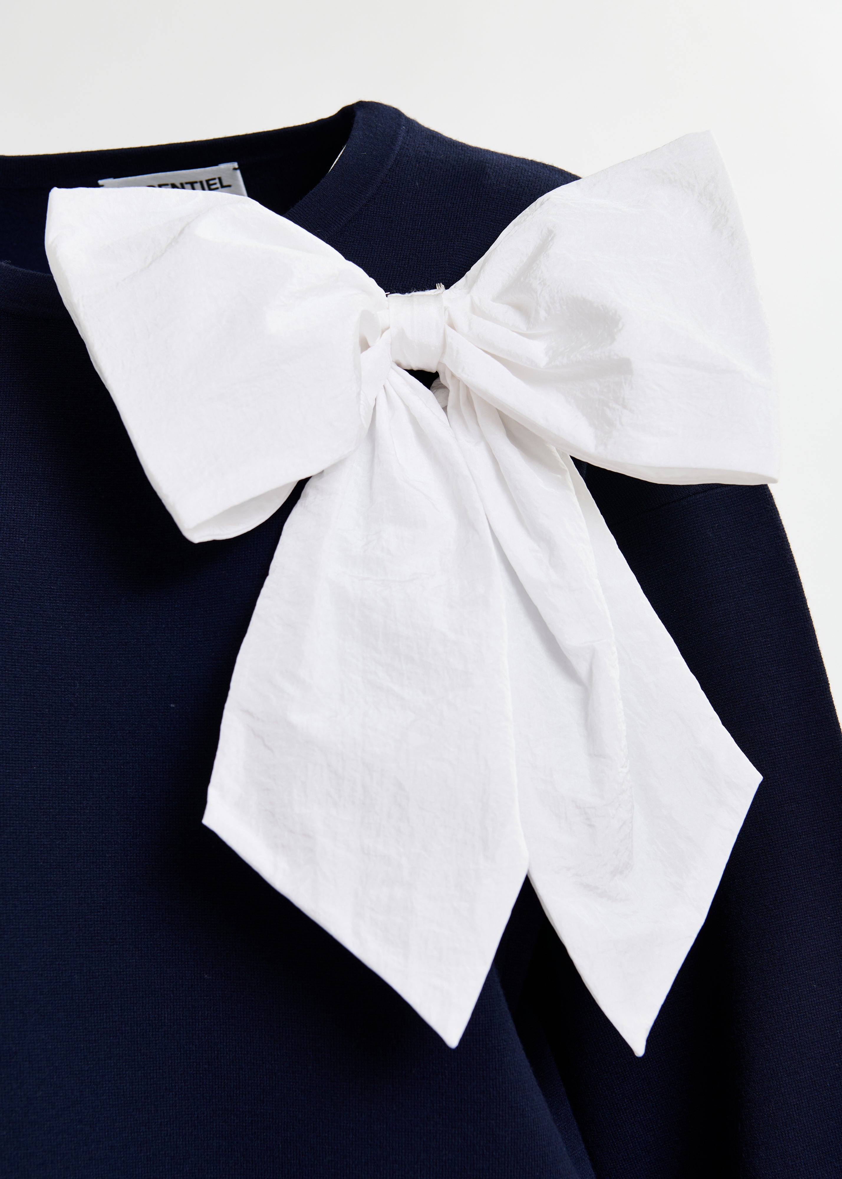 Hoslo Pullover With Bow